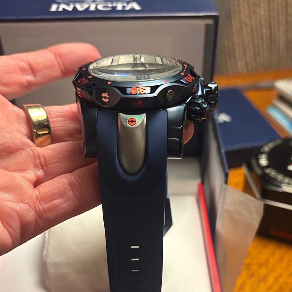 Invicta MLB Watch with Blue and Red Details - Picture 5 of 6